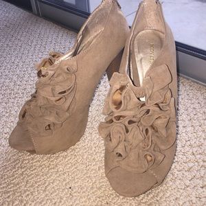 NWOT Tan Ruffle Peep Toe Heels