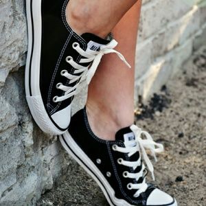 Black converse (low top)