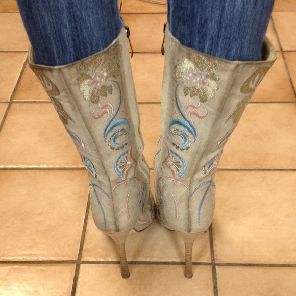 Boots - Picture 3 of 3