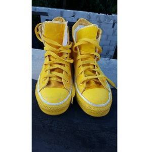 Cute Yellow hightop Converse!