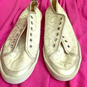 Guess tennis shoes // sneakers