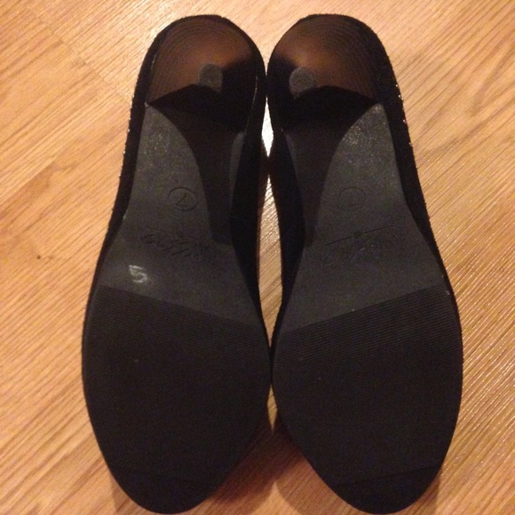 ❌DONATED❌Black Stud Pumps - Picture 4 of 4