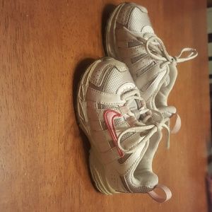 Girl nike tennis shoes