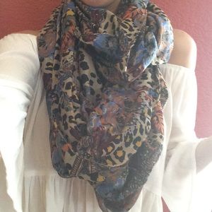 Detailed Patterned Scarf
