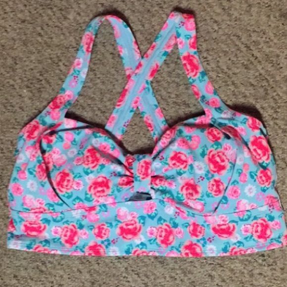 🤑 PLUS SIZE swim top.