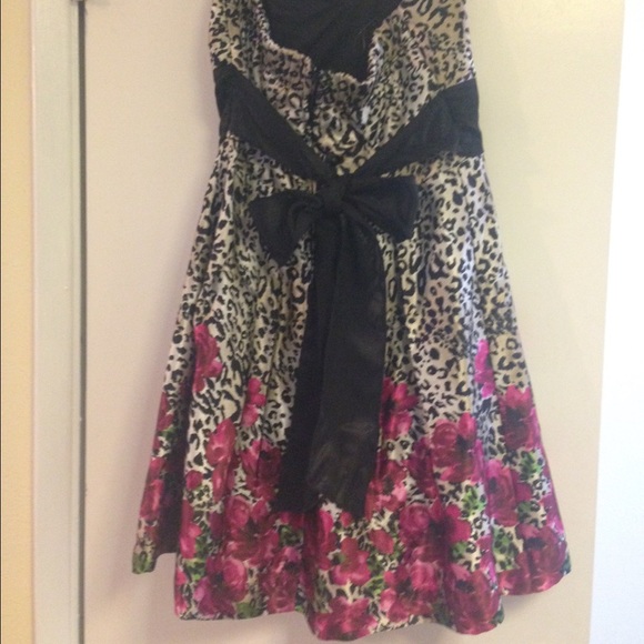 Dress - Picture 3 of 4