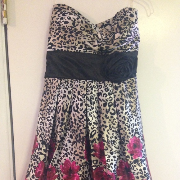 Dress - Picture 4 of 4