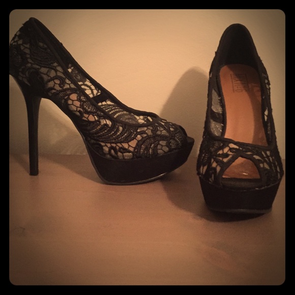 Black lace pumps - Picture 1 of 3