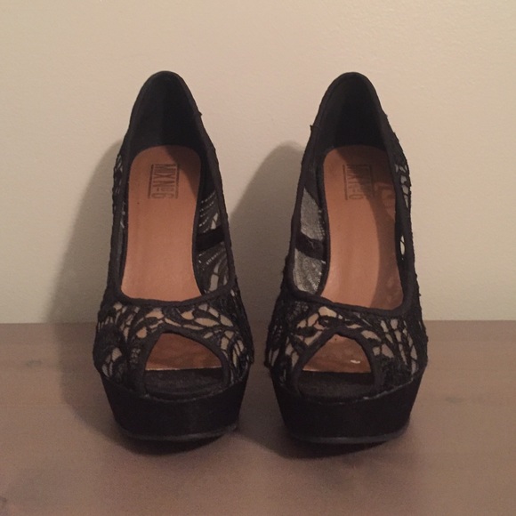 Black lace pumps - Picture 2 of 3