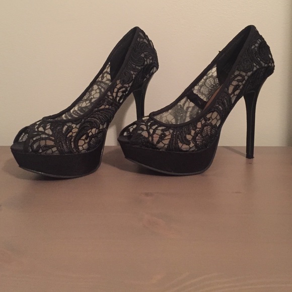 Black lace pumps - Picture 3 of 3