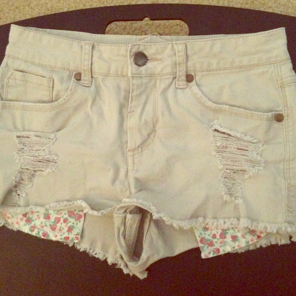 Beige high-waisted shorts