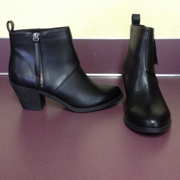 Black booties size 6.5 forever21