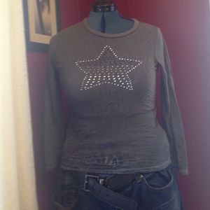 Gray t-shirt with diamond star.