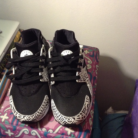 Nike Shoes - Black which cheat an print huaraches
