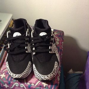 Black which cheat an print huaraches