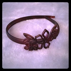 Brown head band.