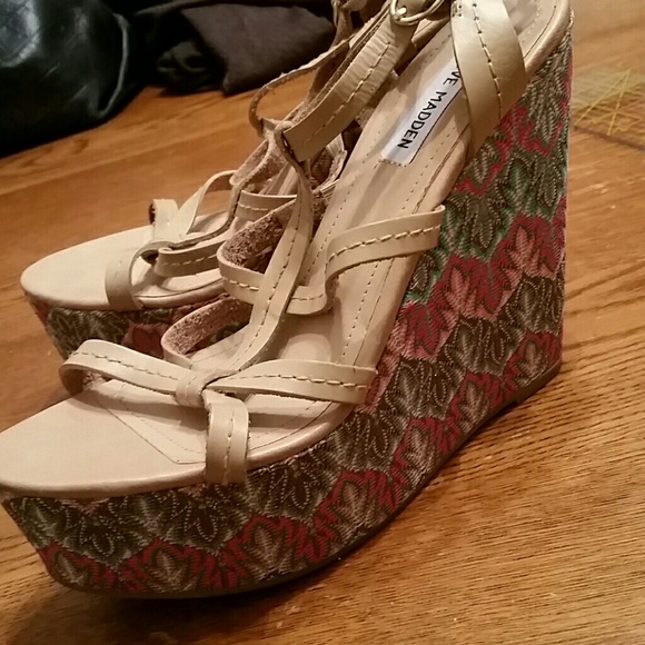 Steve Madden Shoes - Beautiful platform  shoe. 5" heel 2" platform