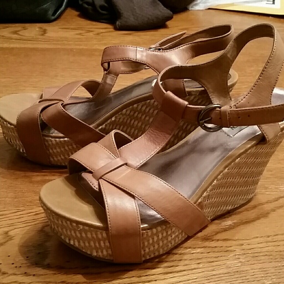 Steve Madden Shoes - Worn once tan platform shoe