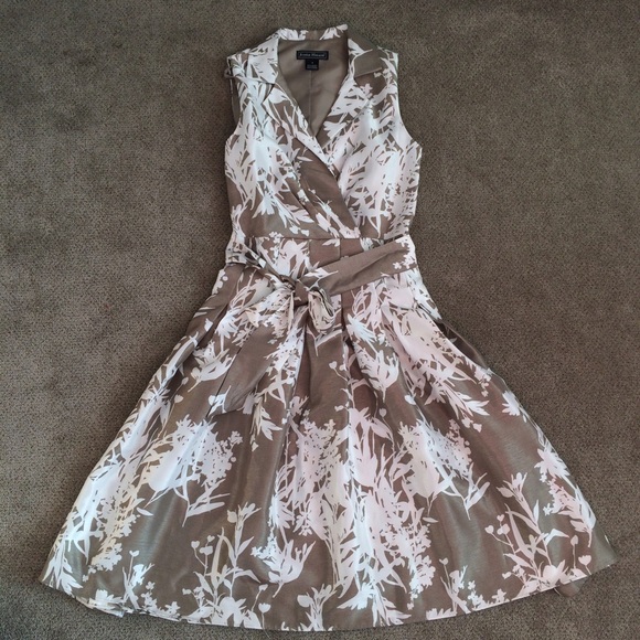 NWT Cute Jessica Howard taupe dress!
