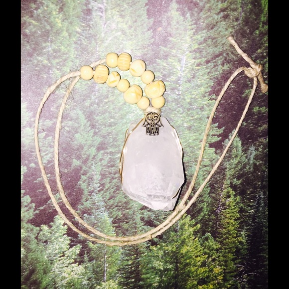 Large Quartz Crystal with Hamsa charm : )!!✌🏻👽🌸 - Picture 1 of 3
