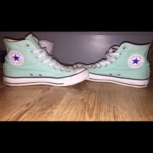 Size (womens) 9 (mens) 7