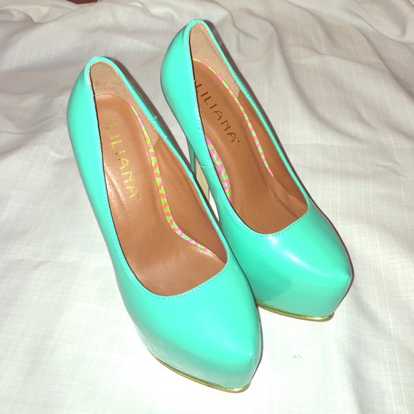 NWOT Teal Platform Pumps