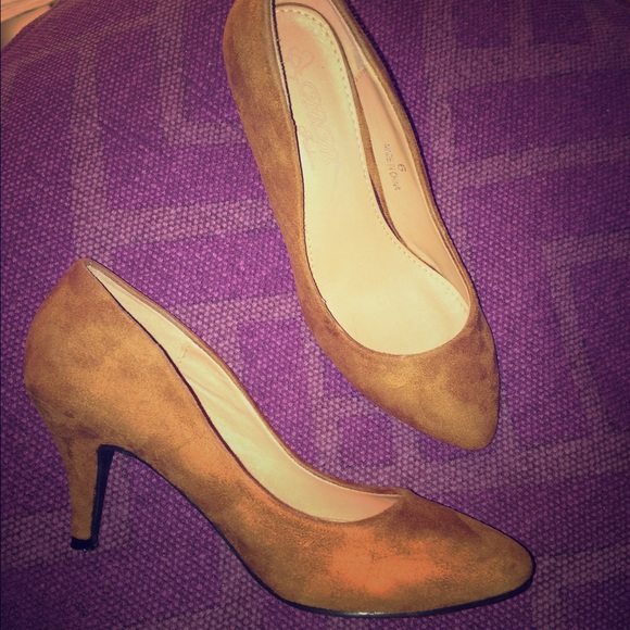 Tan suede pumps. Comfy & perfect for fall!