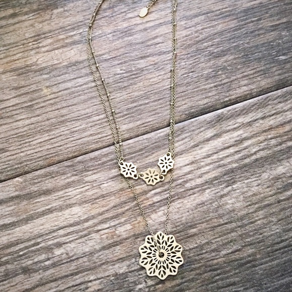 Snowflake Necklace❄️ - Picture 2 of 3