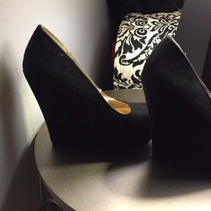 Black wedges size 6