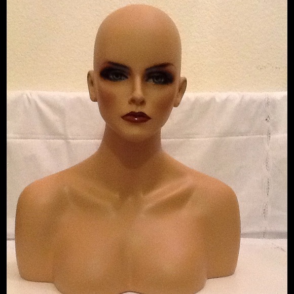 Female Mannequin necklace set and hair wig are not included!