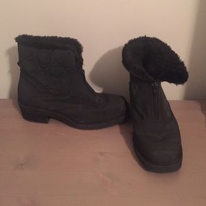 Black snow boots