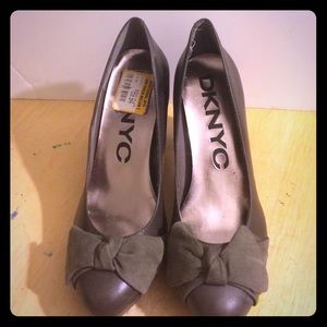 Gray Shoes with suede bow
