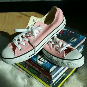Pink low top converse