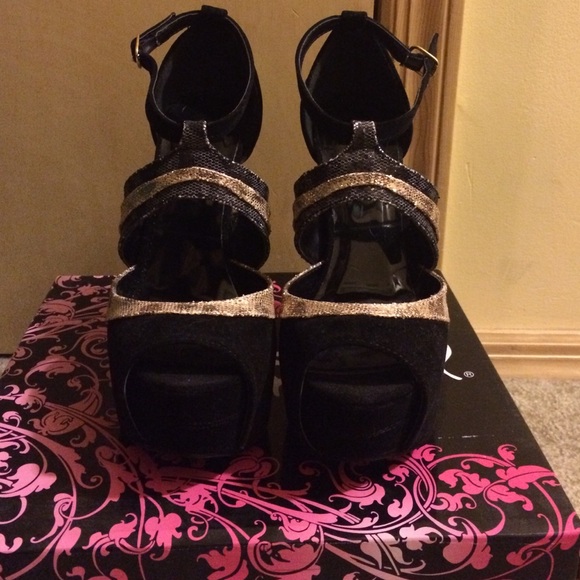 Size 6 platform heels never worn