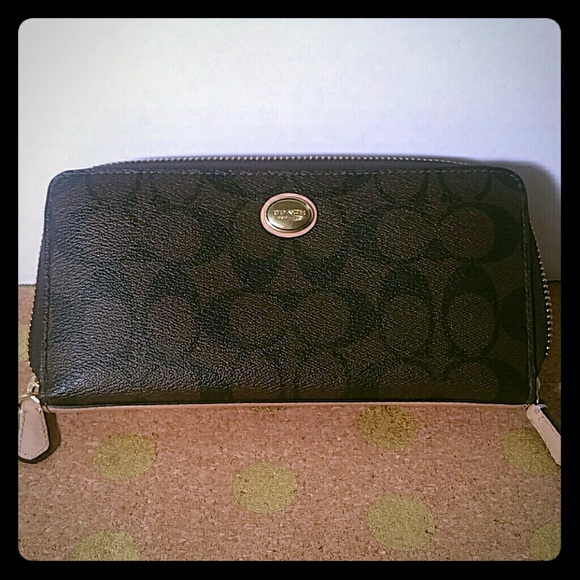Classic Signature Coach Wallet