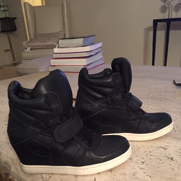 Super Trendy Sneaker Wedges !