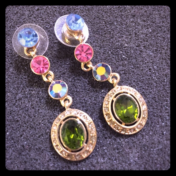 POP OF COLOR!! ✨Cute sparkly earrings.