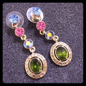 POP OF COLOR!! ✨Cute sparkly earrings.