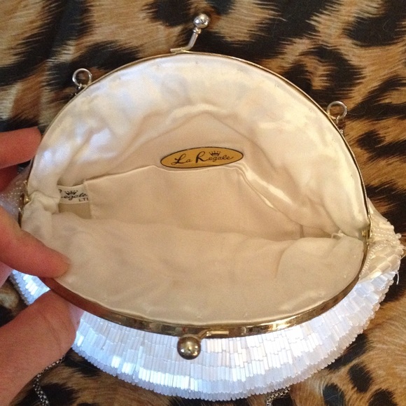 🎀DONATED🎀 Beautiful beaded shell shape purse - Picture 4 of 4