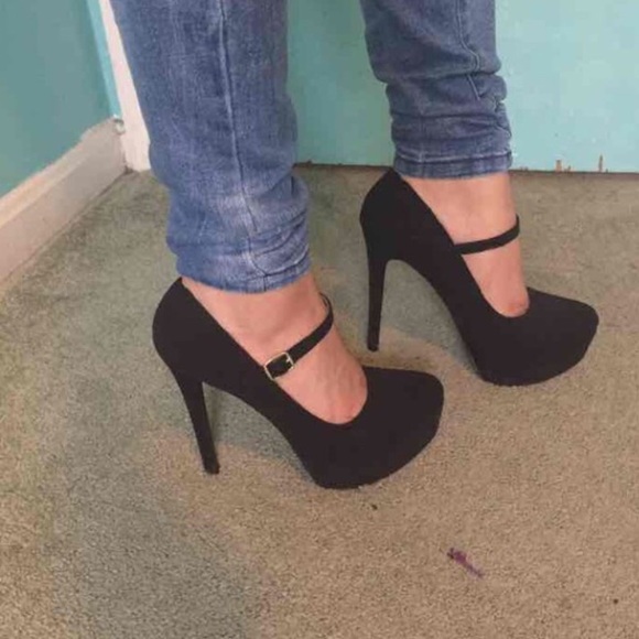 Black Pumps