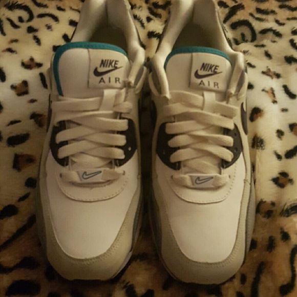 ** 7.5 NIKE AIRMAX shoes **