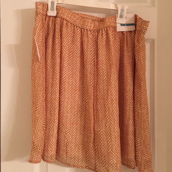 ❌SOLD❌Tan and white flowy skirt from Old Navy. M.