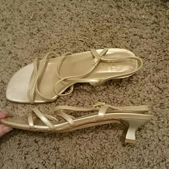 Stuart Weitzman Reversal Sandal - Picture 2 of 4