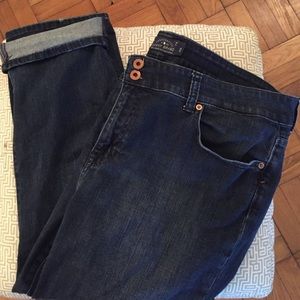 Price drop again! 20w lucky brand capris dark wash