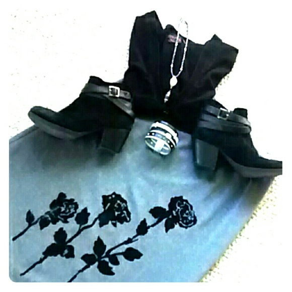 Exact Change Dresses & Skirts - !!!HP!!! Skirt with Flowers