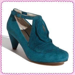 HINGE (NORDSTROM) "MONICA" SUEDE HEELS