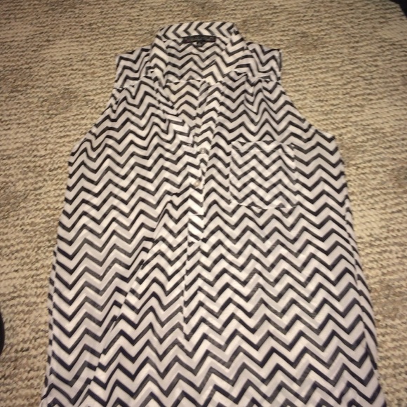 Black and white chevron sleeveless shirt