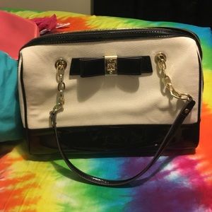 Black and White Ann Klein purse!