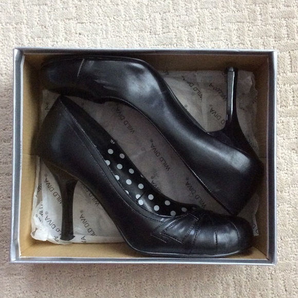 Black Round-toe pumps