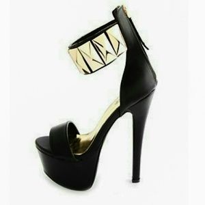 Black Gold Ankle Studded Pumps NWT